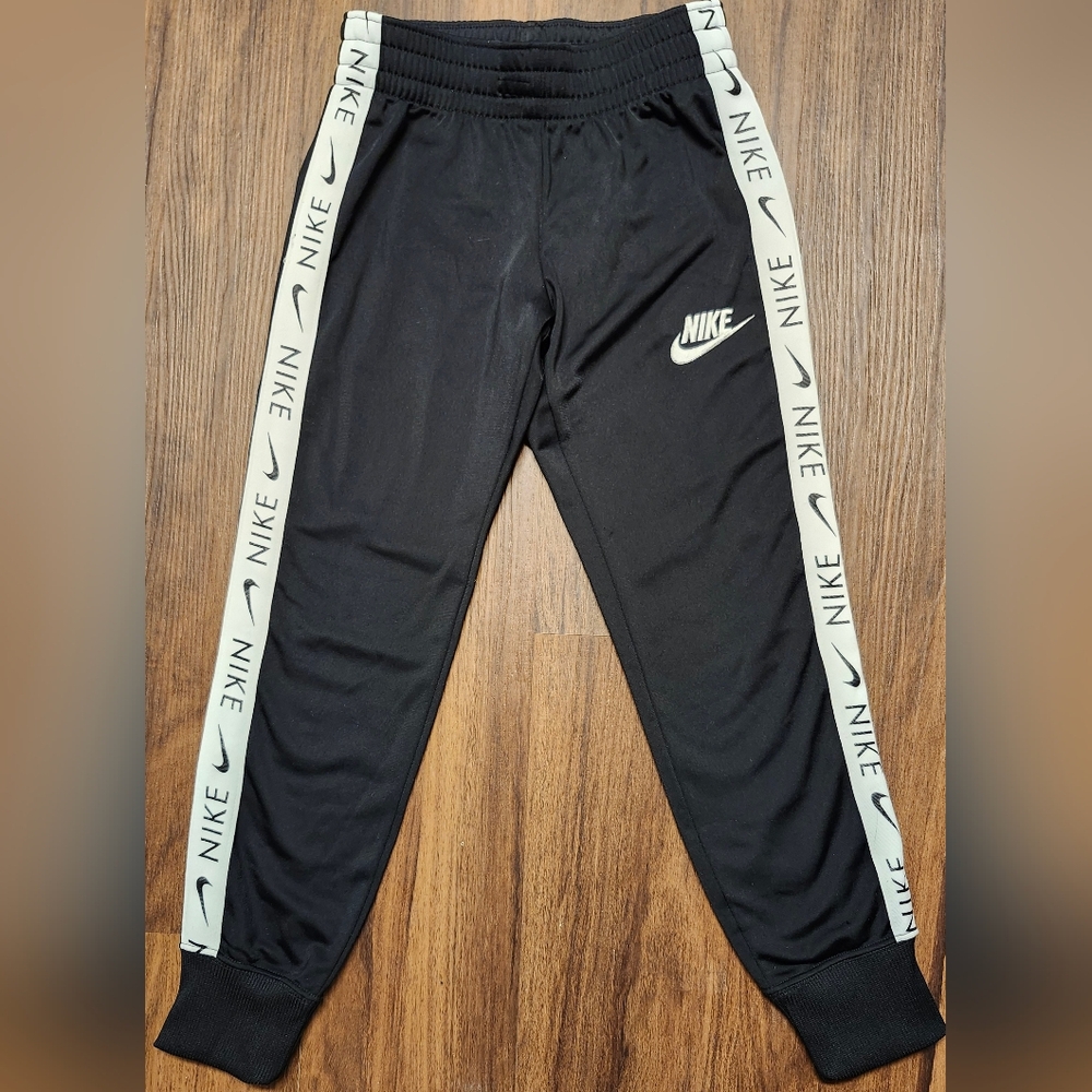 NWOT Boys Sz Sm Nike Black Fleece Lined Joggers in Perfect Condition